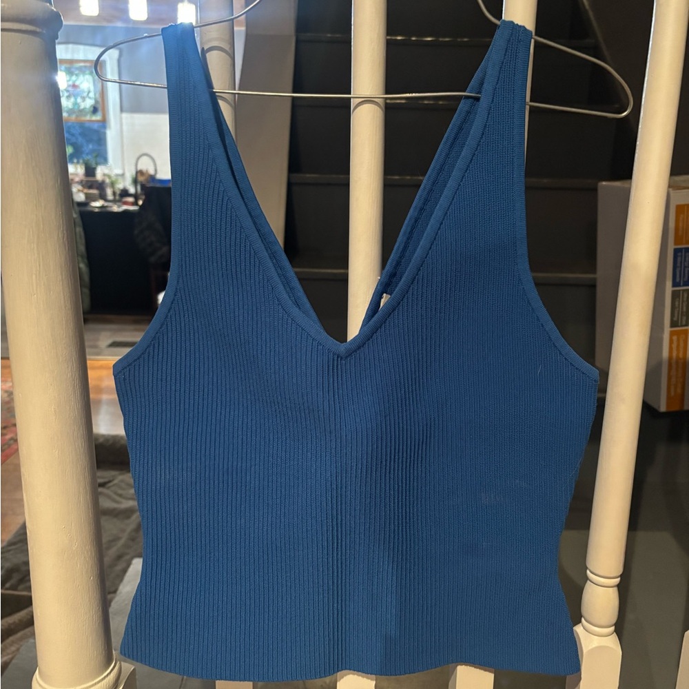 Aritzia Women's Blue Crop-top size L